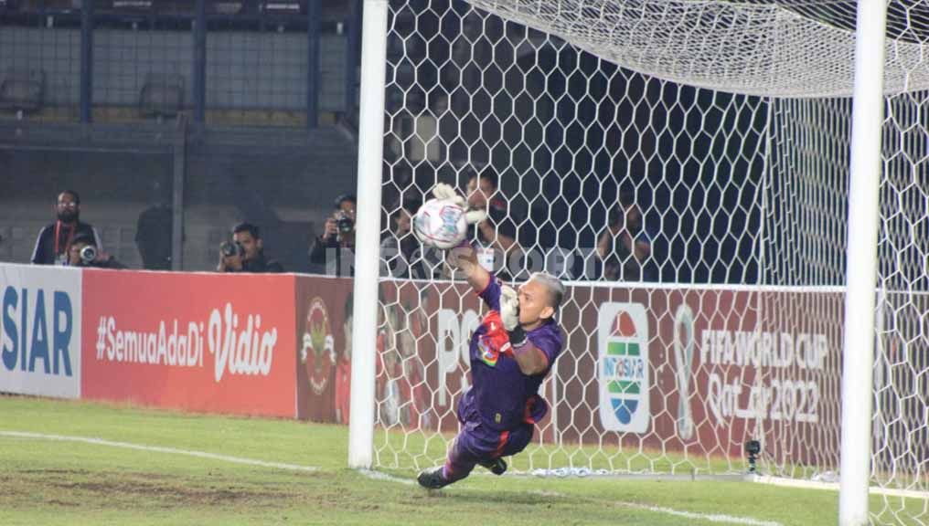 Kiper PSS Sleman, M Ridwan, saat menggagalkan penalti gelandang Persib, Erwin Ramdani. Copyright: © Arif Rahman/INDOSPORT