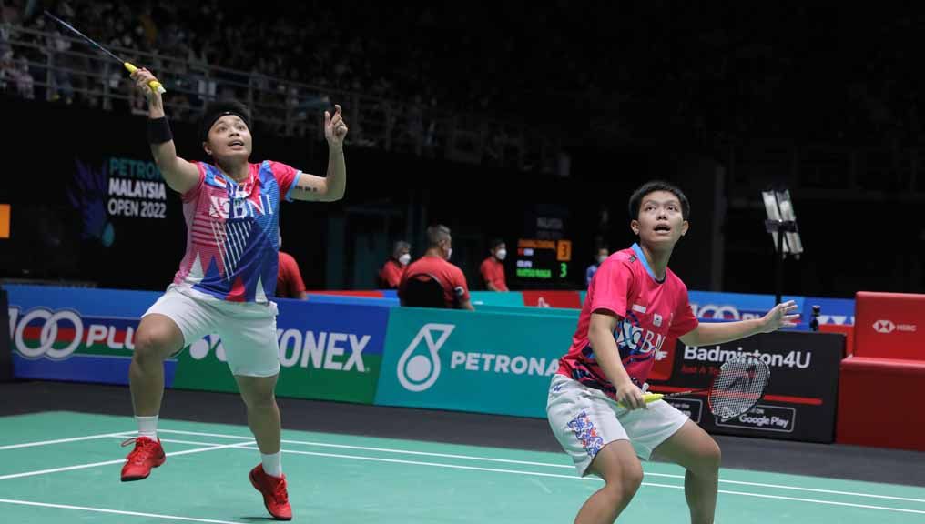 Berjalannya game kedua antara Apriyani Rahayu/Siti Fadia Silva Ramadhanti vs Zheng Yu/Zhang Shu Xian di final Malaysia Open 2022, Minggu (3/7/22). Copyright: © PBSI