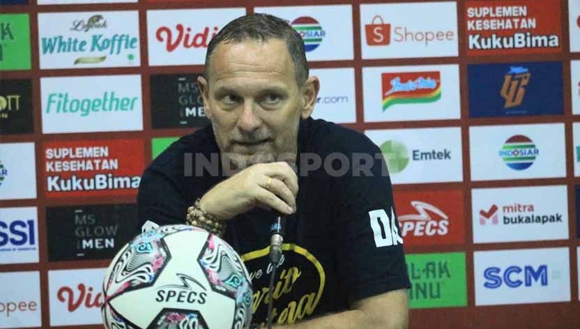 Barito Putera kalah 1-2 dari PSIS Semarang di laga pekan ketiga BRI Liga 1 2022-23, Sabtu (06/08/22), pelatih Dejan Antonic malah curhat ke bos Borneo FC. Copyright: © Ian Setiawan/INDOSPORT