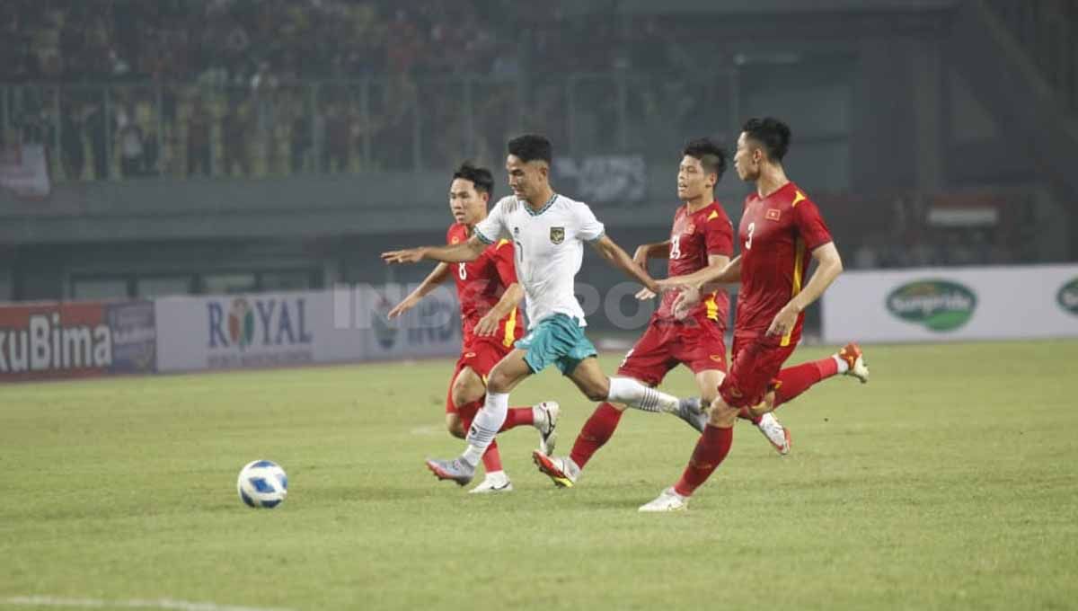 Media Vietnam sebut Vietnam U-19 tampil oke menghadapi timnas Indonesia U-19 di matchday pertama Piala AFF U-19 lalu meski kalah dalam hal fisik. Copyright: © Herry Ibrahim/INDOSPORT
