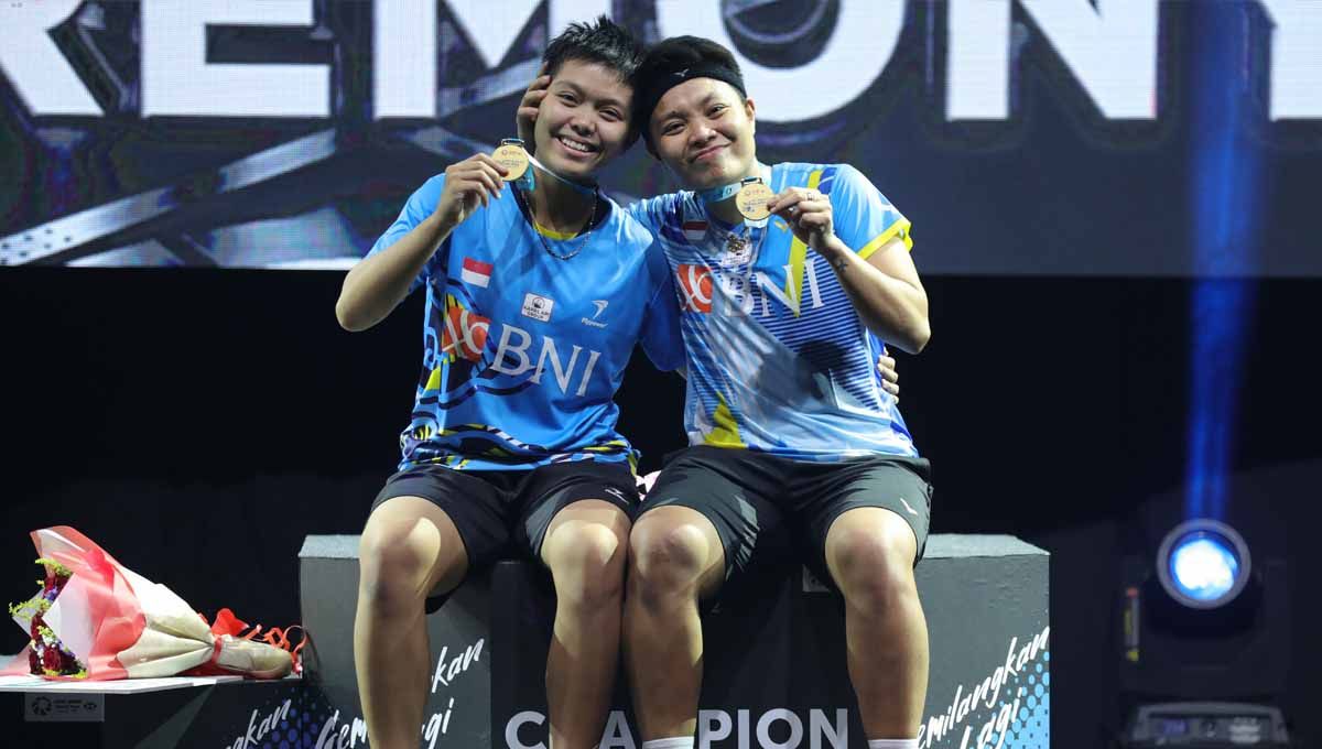 Pasangan ganda putri Indonesia, Apriyani Rahayu/Siti Fadia Silva Ramadhanti mendulang bonus melimpah usai mengalahkan Zhang Shu Xian/Zheng Yu di final Singapore Open 2022 pada Minggu (17/07/22). Copyright: © PBSI