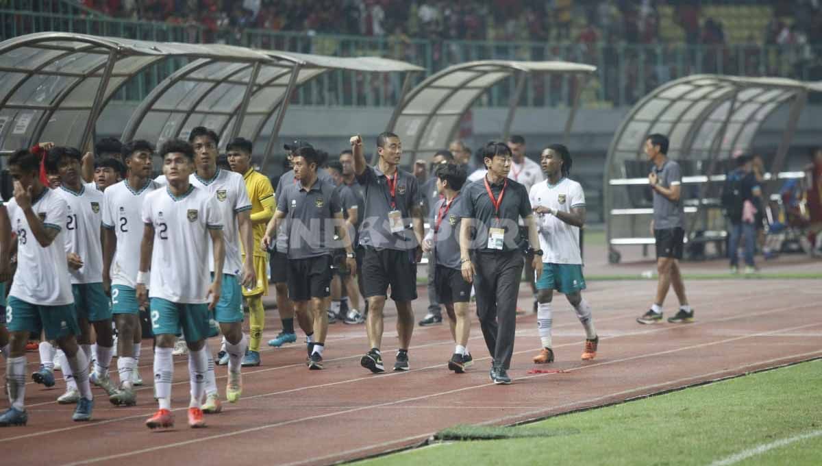 Zainudin Amali meminta pelatih Shin Tae-yong beserta skuad Timnas Indonesia U-20 tenang sejenak usai Indonesia batal menjadi tuan rumah Piala Dunia U-20 2023. Copyright: © Herry Ibrahim/INDOSPORT