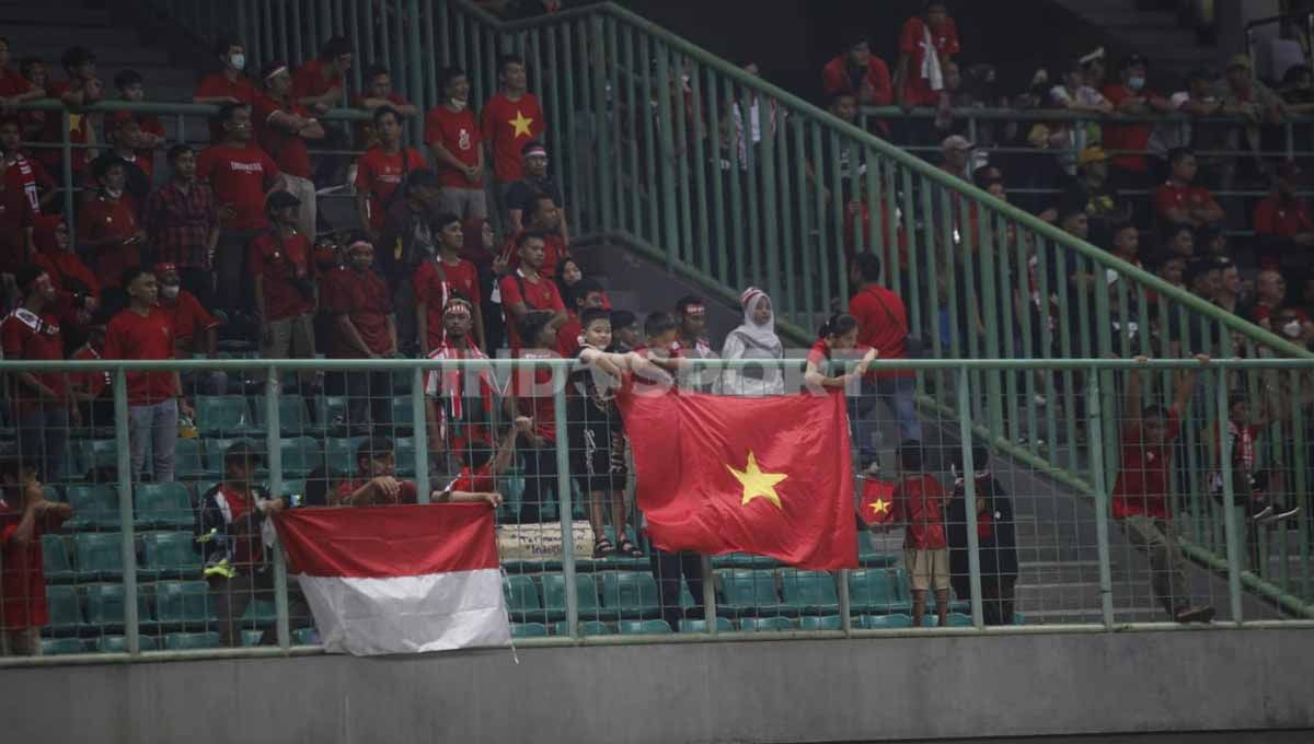 Suporter Vietnam pada pertandingan antara Timnas Indonesia U-19 vs Vietnam U-19 di Piala AFF U-19 2022. Copyright: © Herry Ibrahim/INDOSPORT