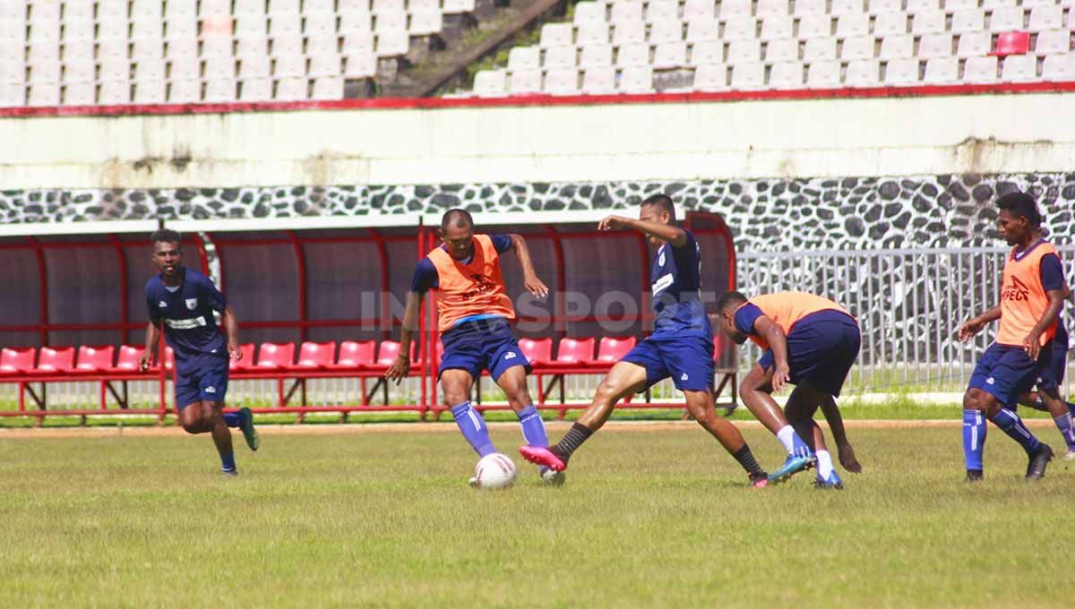 Skuad Persipura Jayapura saat berlatih di Stadion Mandala. Foto: Sudjarwo/INDOSPORT Copyright: © Sudjarwo/INDOSPORT