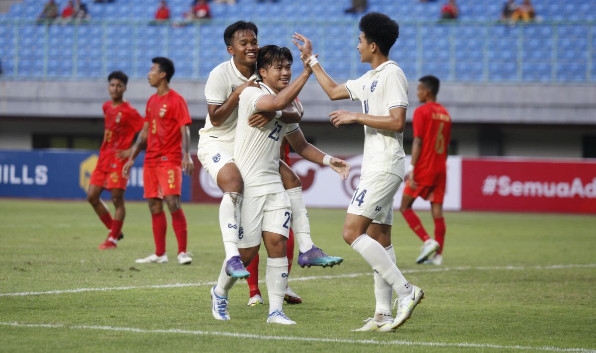 Pertandingan kedua grup B Piala AFF U-19 antara Thailand vs Myanmar di Stadion Patriot, Senin (04/07/22). Copyright: © Herry Ibrahim/INDOSPORT