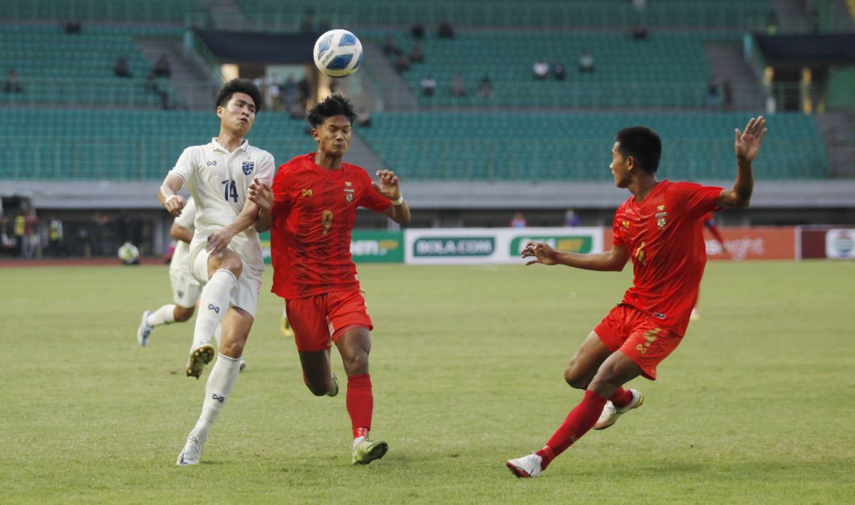 Pertandingan kedua grup B Piala AFF U-19 antara Thailand vs Myanmar di Stadion Patriot, Senin (04/07/22). Copyright: © Herry Ibrahim/INDOSPORT
