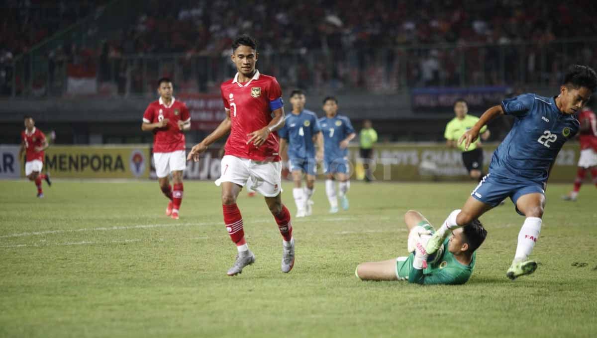 Pertandingan antara Indonesia U19 vs Brunai Darussalam U19 Piala AFF U-19 di Stadion Patriot, Senin (04/07/22). Copyright: © Herry Ibrahim/INDOSPORT