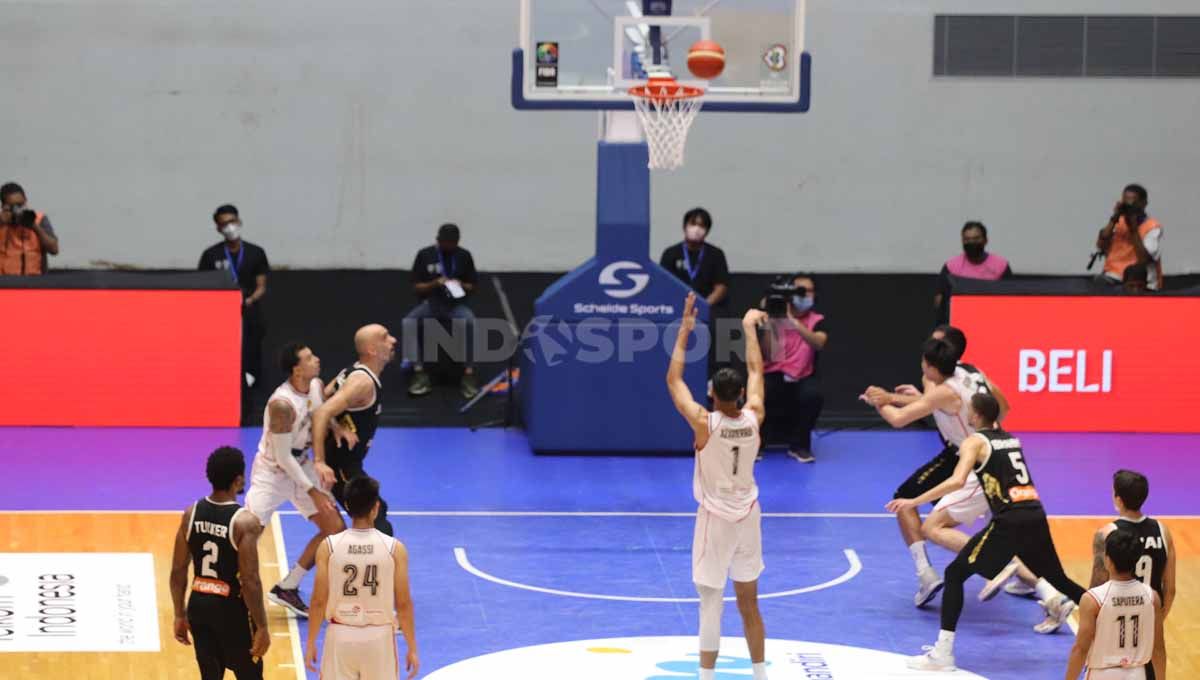 Suasana pertandingan Timnas Basket Indonesia vs Yordania di Kualifikasi FIBA World Cup. Foto: Mohammad Rizki Azhari/INDOSPORT Copyright: © Mohammad Rizki Azhari/INDOSPORT