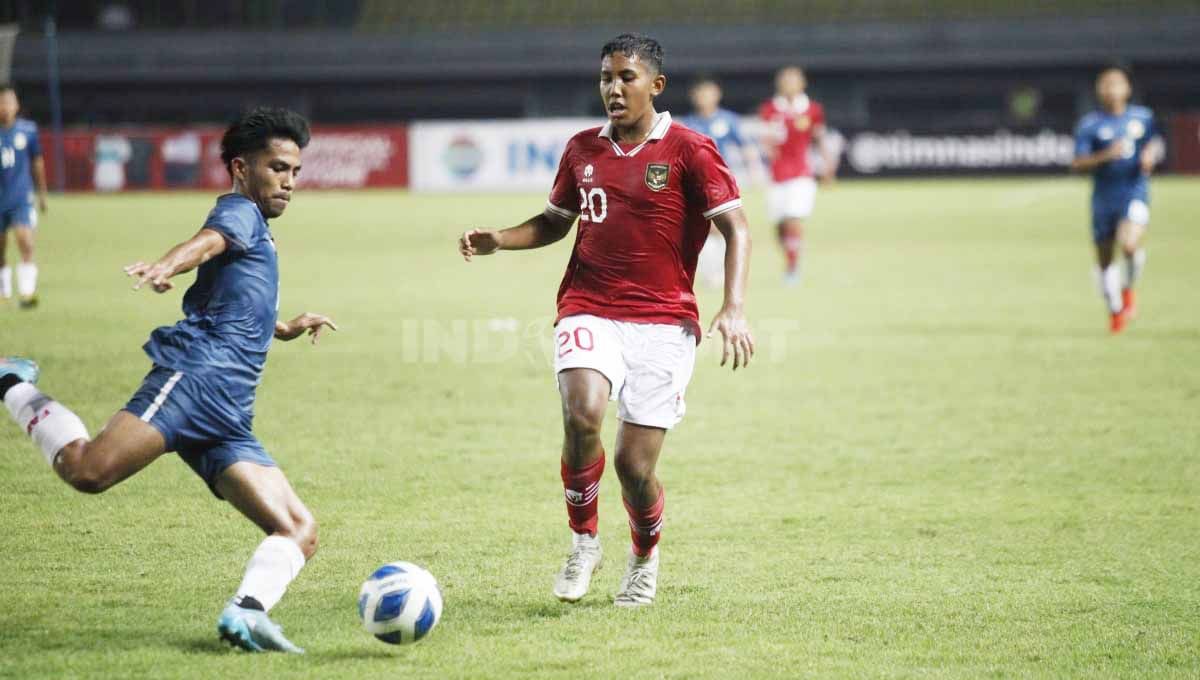 Shin Tae-yong pasang badan untuk Razzaa Fachrezi yang penampilannya sejauh ini di Piala AFF U-19 2022 bersama timnas Indonesia dikritisi. Copyright: © Herry Ibrahim/INDOSPORT