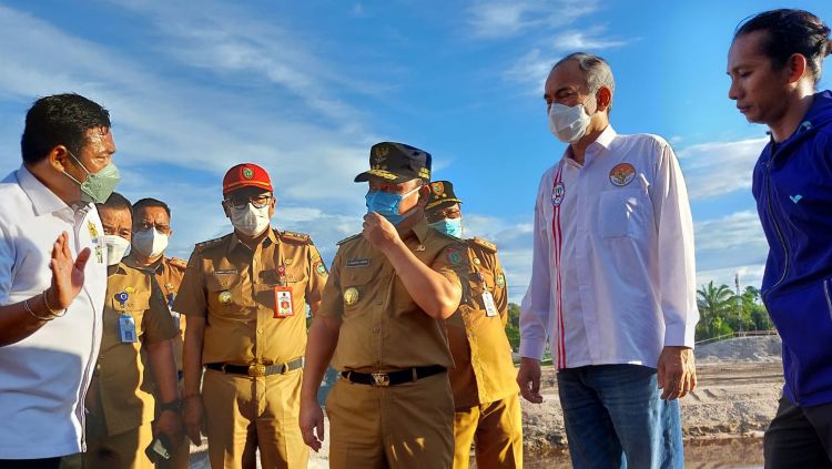 Gubernur Kalimantan Tengah, Sugianto Sabran saat memberi keterangan soal persiapan pembangun sirkuit lintasan untuk Kejuaraan Balap Sepeda gunung bertajuk UCI MTB Eliminator World Cup 2022. Copyright: © Zainal Hasan/INDOSPORT