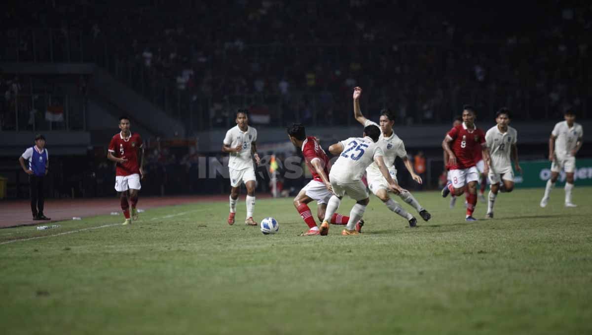 Pertandingan antara Timnas Indonesia U-19 vs Thailand U-19 Piala AFF U-19 di Stadion Patriot, Senin (06/07/22). Copyright: © Herry Ibrahim/INDOSPORT