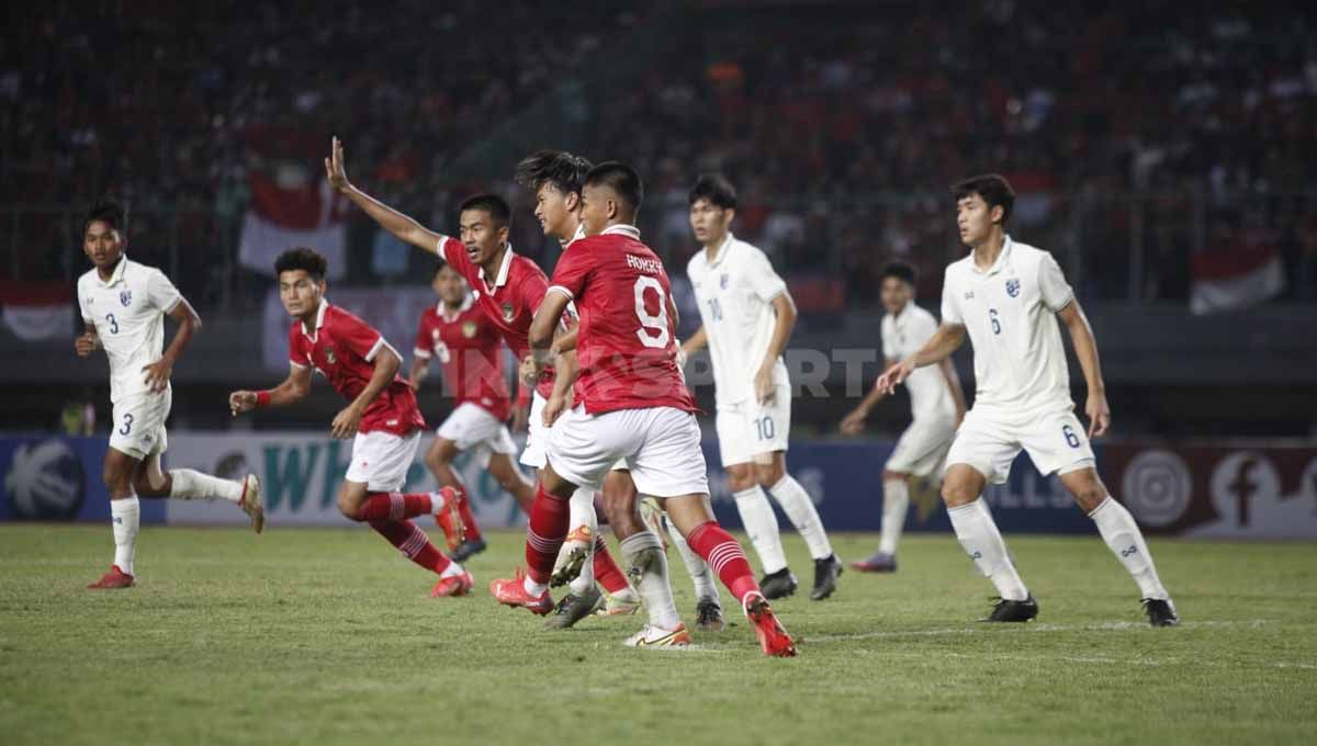 Pertandingan antara Timnas Indonesia U-19 vs Thailand U-19 Piala AFF U-19 2022 di Stadion Patriot, Rabu (06/07/22). Foto: Herry Ibrahim/INDOSPORT. Copyright: © Herry Ibrahim/INDOSPORT