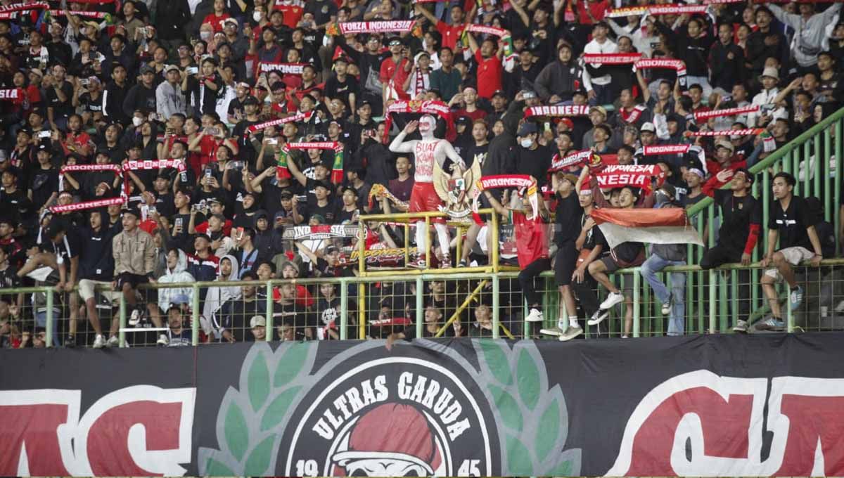 Suporter Timnas Indonesia U-19 pada Piala AFF U-19 di Stadion Patriot, Rabu (06/07/22). Copyright: © Herry Ibrahim/INDOSPORT