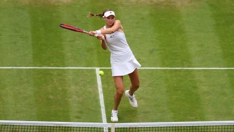 Elena Rybakina, petenis Kazakhstan di Wimbledon 2022 yang pernah ditolak Federasi Tenis Rusia. Copyright: © REUTERS/Matthew Childs