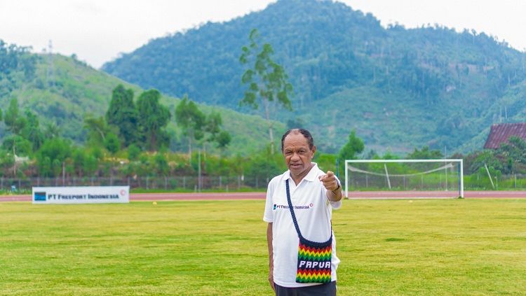 Legenda timnas Indonesia, Rully Nere, meyakini bahwa keberadaan Papua Football Academy (PFA) sangat membantu pembinaan sepak bola usia dini di Papua. Copyright: © Papua Football Academy (PFA)