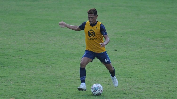 Pemain anyar Persib Bandung, Daisuke Sato, saat latihan perdana bersama tim di Stadion Persib, Jalan Ahmad Yani, Kota Bandung, Senin (04/07/22). Copyright: © Arif Rahman/INDOSPORT