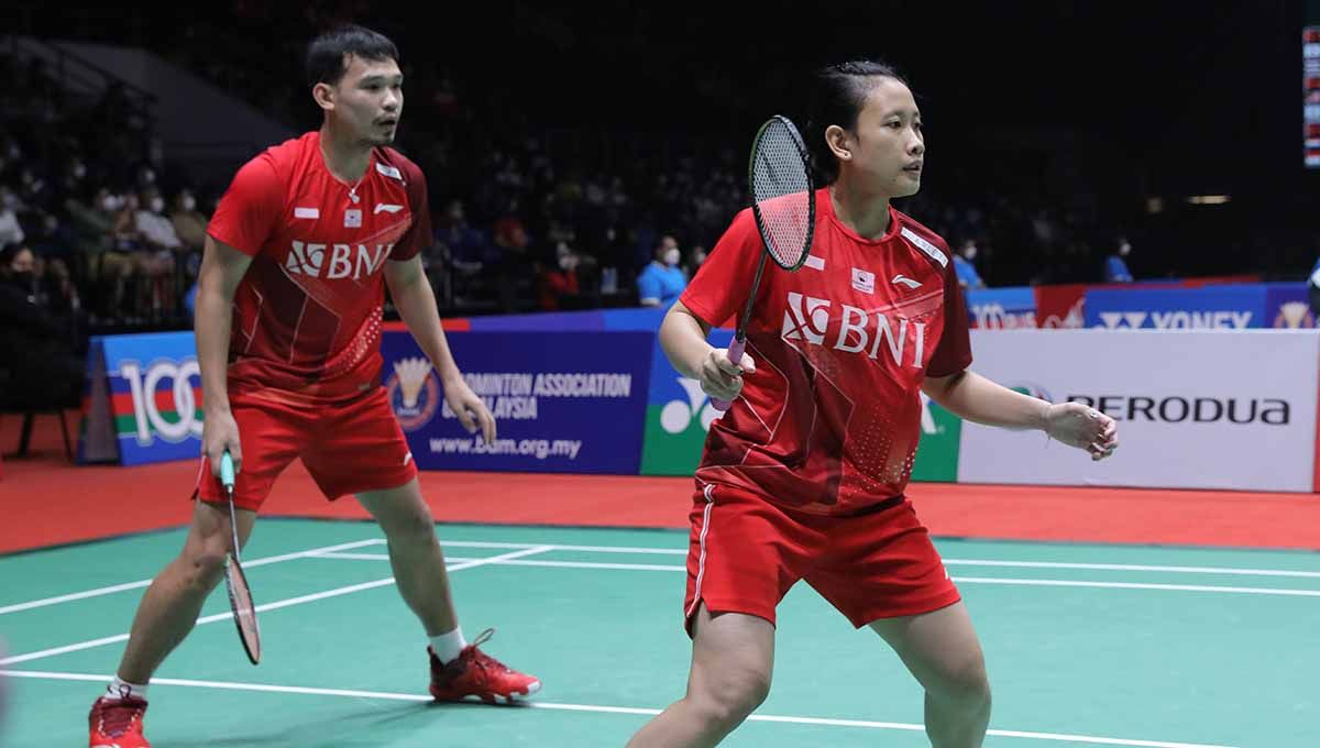 Pasangan ganda campuran Indonesia Rinov Rivaldy/Pitha Haningtyas Mentari di laga Malaysia Open 2022. Foto: PBSI Copyright: © PBSI