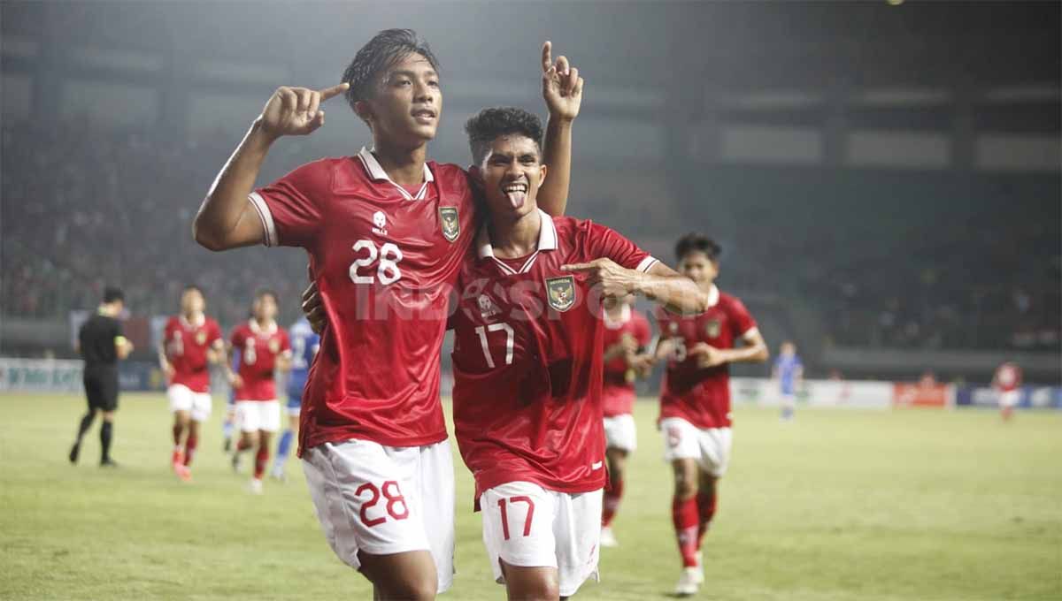 Selebrasi pemain Timnas Indonesia U-19 usai mencetak ke gawang Filipina Piala AFF U-19 di Stadion Patriot, Jumat (08/07/22). Copyright: © Herry Ibrahim/INDOSPORT