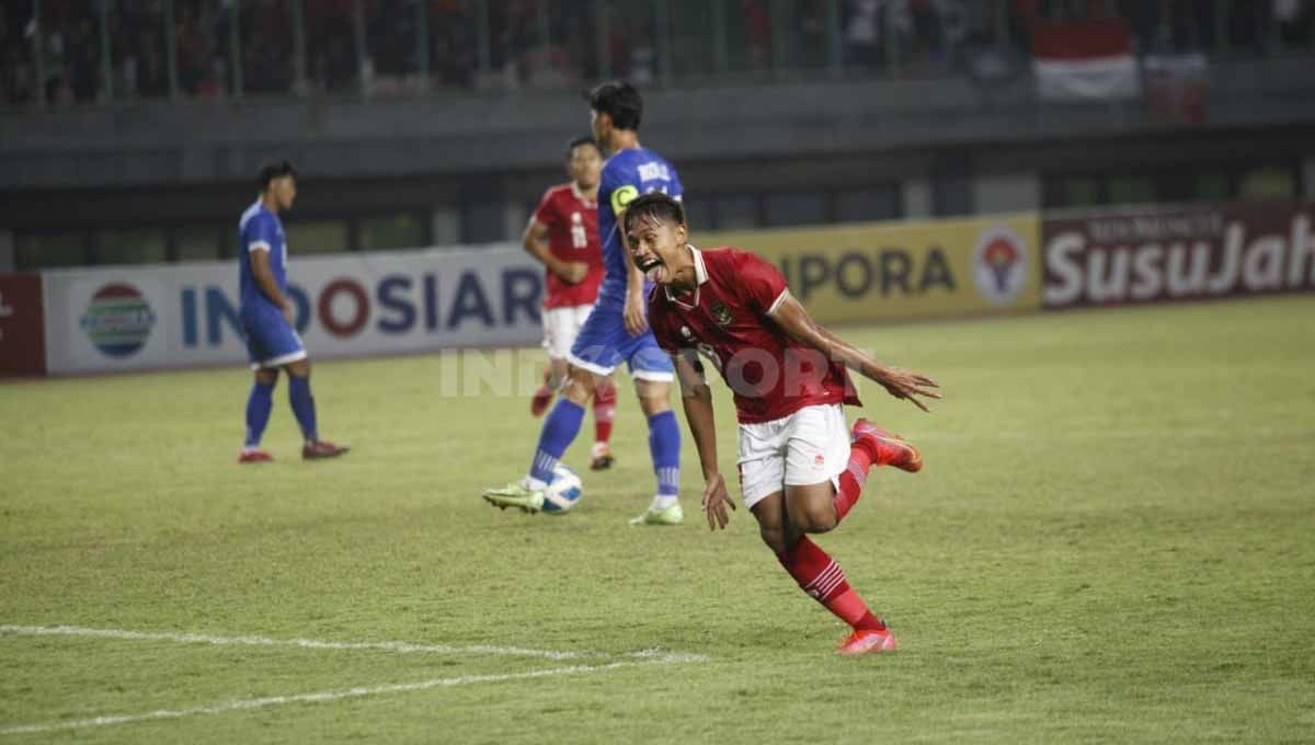 Selebrasi pemain Timnas Indonesia U-19 usai mencetak ke gawang Filipina Piala AFF U-19 di Stadion Patriot, Jumat (08/07/22). Copyright: © Herry Ibrahim/INDOSPORT