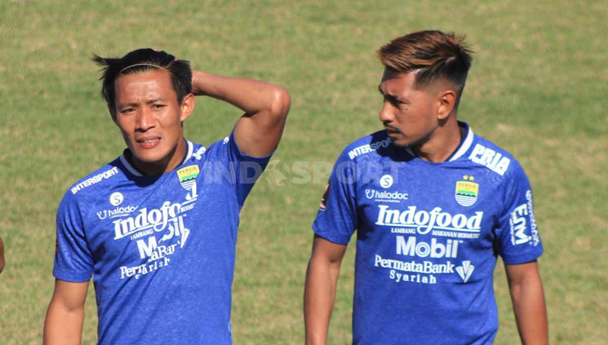 Pemain Persib, Henhen Herdiana dan Daisuke Sato di Stadion Persib, Jalan Ahmad Yani, Kota Bandung, Sabtu (09/07/22). Copyright: © Arif Rahman/INDOSPORT