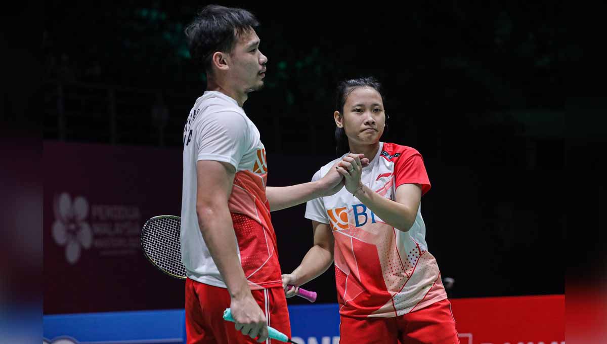 Pasangan ganda campuran Indonesia Rinov Rivaldy/Pitha Haningtyas Mentari di laga Malaysia Open, Minggu (10/07/22). Foto: PBSI Copyright: © PBSI