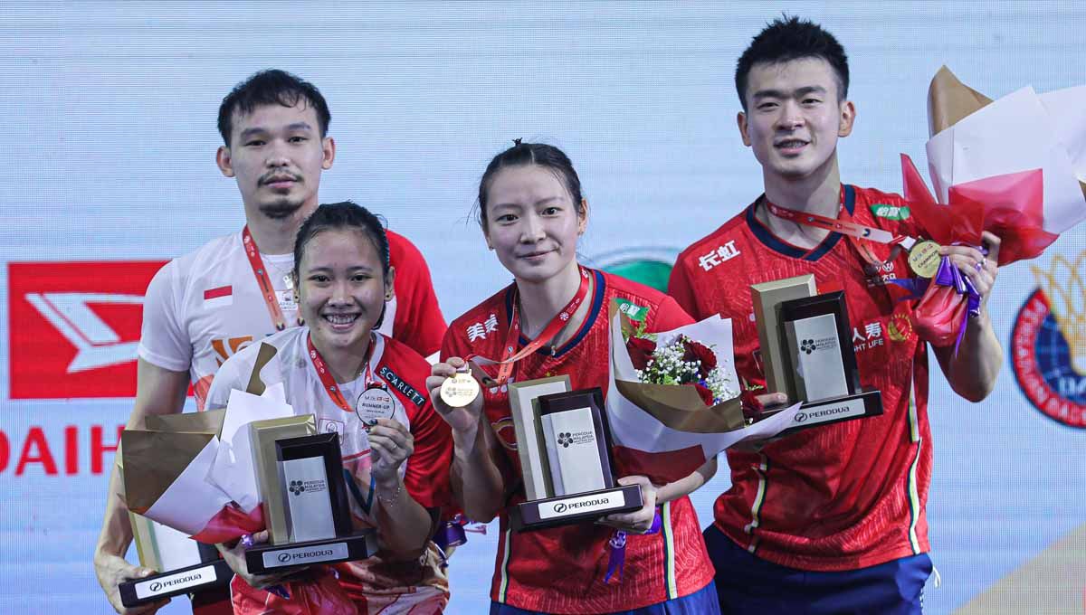 Pasangan ganda campuran Indonesia Rinov Rivaldy/Pitha Haningtyas Mentari di podium Malaysia Open, Minggu (10/07/22). Foto: PBSI Copyright: © PBSI