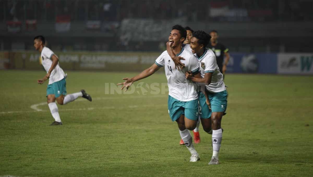 Selebrasi pemain Timnas Indonesia U-19 usai mencetak ke gawang Myanmar Piala AFF U-19 di Stadion Patriot, Minggu (10/07/22). Copyright: © Herry Ibrahim/INDOSPORT