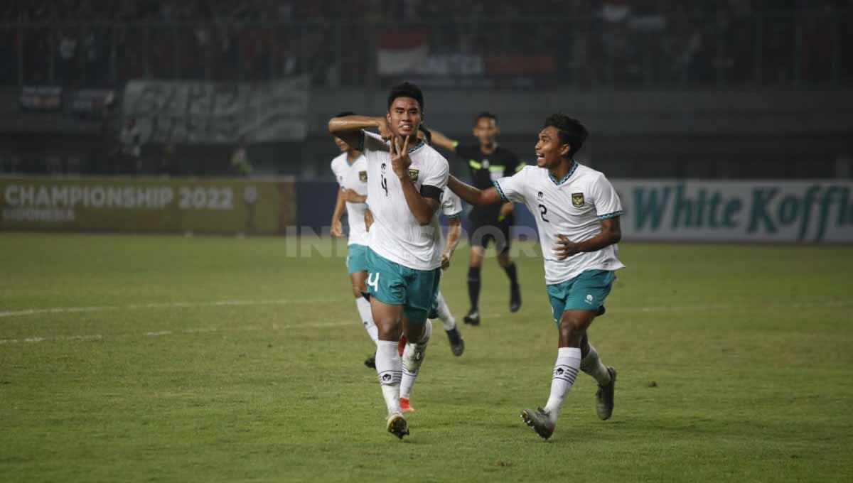 Selebrasi kapten Timnas Indonesia U-19, Muhammad Ferarri usai mencetak ke gawang Myanmar Piala AFF U-19 di Stadion Patriot, Minggu (10/07/22). Copyright: © Herry Ibrahim/INDOSPORT