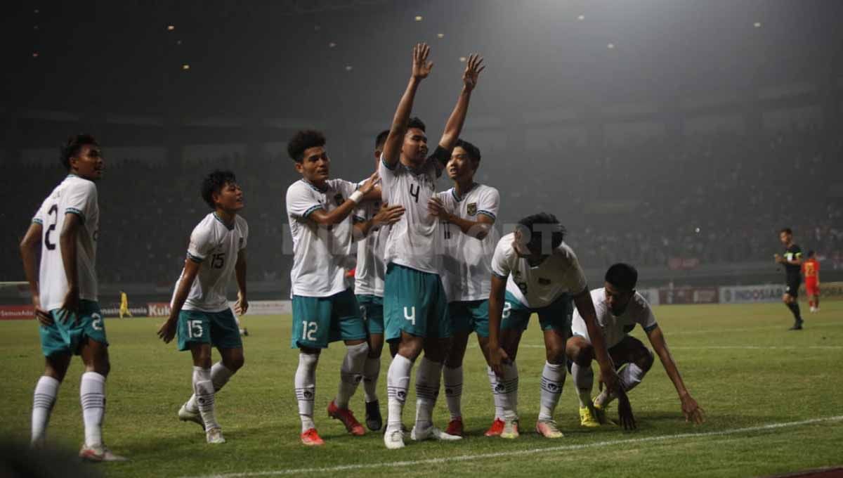 Selebrasi pemain Timnas Indonesia U-19 usai mencetak gol ke gawang Myanmar di Piala AFF U-19 di Stadion Patriot, Minggu (10/07/22) lalu. Copyright: © Herry Ibrahim/INDOSPORT