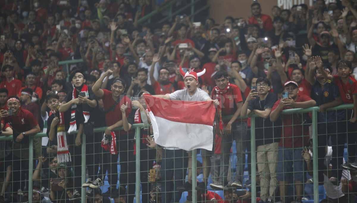 Suporter Timnas Indonesia U-19 pada Piala AFF U-19 di Stadion Patriot, Minggu (10/07/22). Copyright: © Herry Ibrahim/INDOSPORT