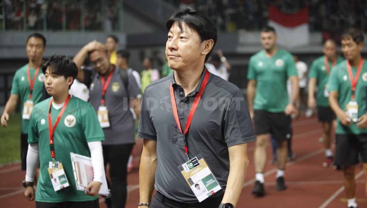 Shin Tae-yong tak kuasa meluapkan kebahagiannya usai mengantarkan Timnas Indonesia U-20 menang dramatis di babak Kualifikasi Piala Asia U-20 kontra Vietnam pada Sabtu (18/09/22). Copyright: © Herry Ibrahim/INDOSPORT