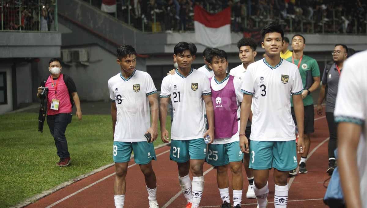 Kekecewaan para pemain Timnas Indonesia U-19 seusai pertandingan melawan Myanmar di laga terakhir Grup A Piala AFF U-19 2022 pada Minggu (10/07/22) malam WIB. Copyright: © Herry Ibrahim/INDOSPORT