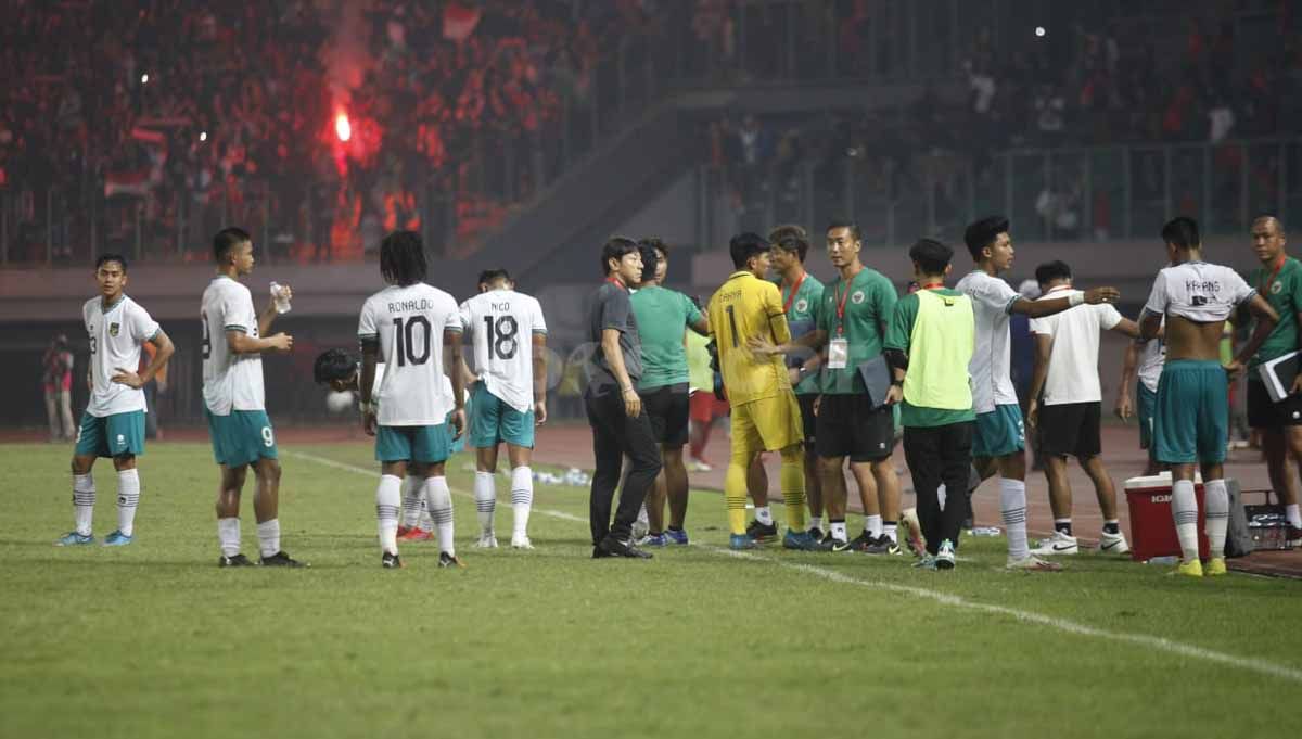 Para pemain Timnas Indonesia U-19 usai pertandingan melawan Myanmar U-19 di Stadion Patriot, Minggu (10/07/22). Copyright: © Herry Ibrahim/INDOSPORT