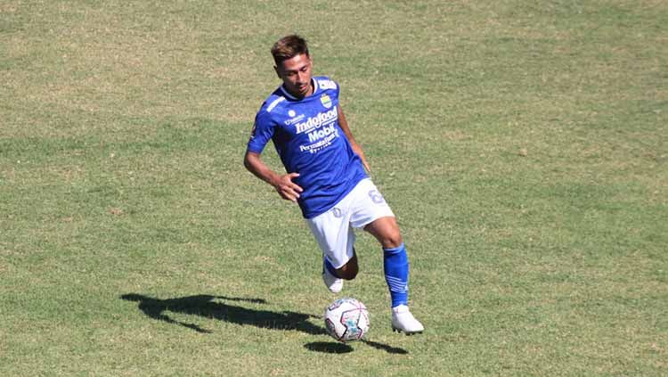 Pemain Timnas Filipna, Daisuke Sato menjalani debutnya bersama Persib Bandung pada laga perdana Liga 1 menghadapi Bhayangkara FC di Stadion Wibawa Mukti, Minggu (24/07/22). Copyright: © Arif Rahman/INDOSPORT