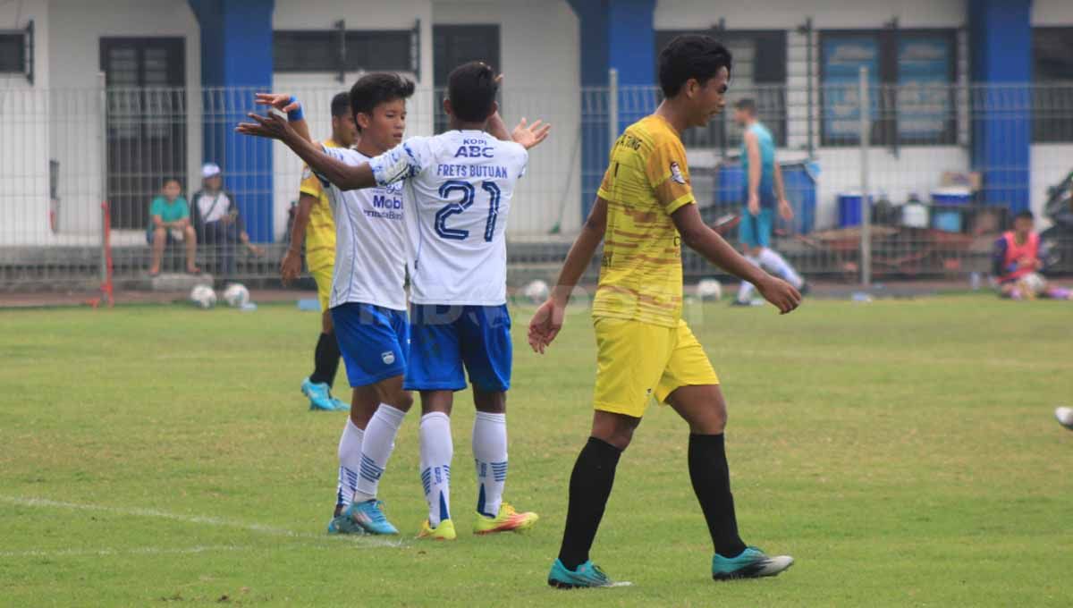 Pemain Persib Bandung, Daisuke Sato mencoba melewati pemain Porprov Kota Bandung, dalam latihan tanding di Stadion Persib, Jalan Ahmad Yani, Kota Bandung, Rabu (13/07/22). Copyright: © Arif Rahman/INDOSPORT