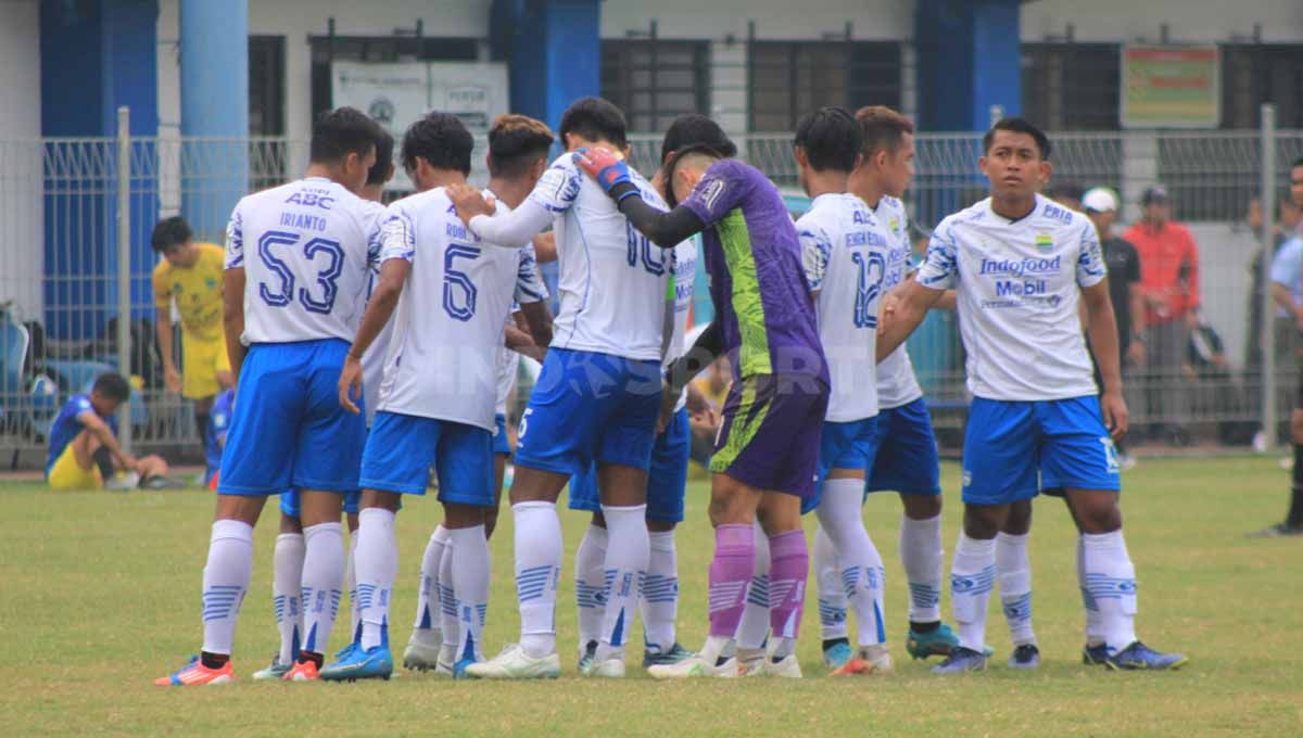 Persib Bandung saat latih tanding dengan tim Porprov Kota Bandung Pemain Persib Bandung, Daisuke Sato mencoba melewati pemain Porprov Kota Bandung, di Stadion Persib, Jalan Ahmad Yani, Kota Bandung, Rabu (13/07/22). Copyright: © Arif Rahman/INDOSPORT