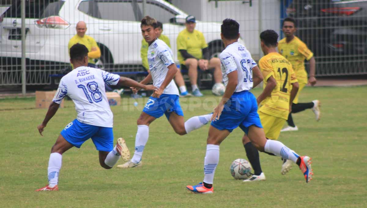 Persib Bandung latih tanding dengan tim Porprov Kota Bandung di Stadion Persib, Jalan Ahmad Yani, Kota Bandung, Rabu (13/07/22). Copyright: © Arif Rahman/INDOSPORT