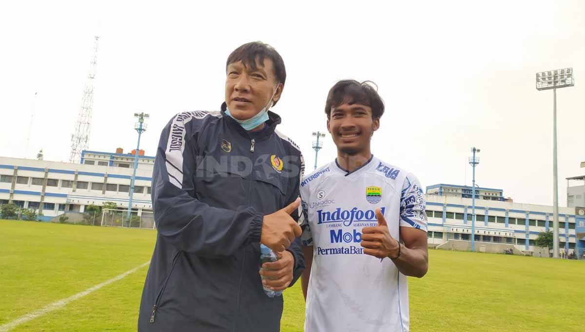 Legenda Persib yang juga pelatih tim Porprov Kota Bandung, Robby Darwis berfoto bersama gelandang Persib, Robi Darwis di Stadion Persib, Jalan Ahmad Yani, Kota Bandung, Rabu (13/07/22). Copyright: © Arif Rahman/INDOSPORT