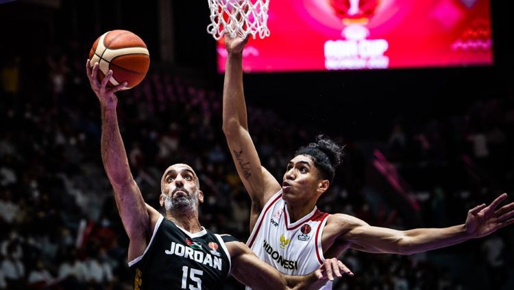 Timnas Basket Indonesia vs Yordania pada laga kedua penyisihan grup A FIBA Asia Cup 2022 di Istora Senayan, Kamis (14/07/22). Copyright: © fiba.basketball