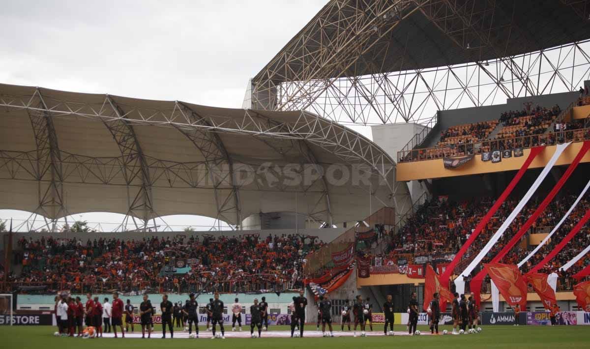 Baru diresmikan, Jakarta International Stadium (JIS) langsung mendapat pujian dari penonton yang hadir termasuk pendukung klub Liga 1 (Liga Indonesia), Persija. Copyright: © Herry Ibrahim/INDOSPORT