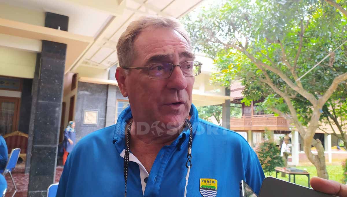 Pelatih Persib Bandung, Robert Rene Alberts, merasa aneh dengan badai cedera yang menimpa timnya pada masa persiapan menghadapi kompetisi Liga 1 musim 2022/23. Copyright: © Arif Rahman/INDOSPORT