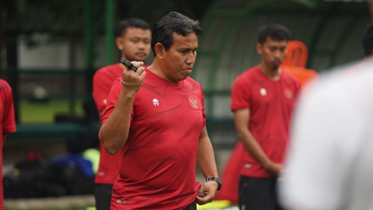 Pelatih Timnas Indonesia U-16, Bima Sakti Tukiman, mendapat 