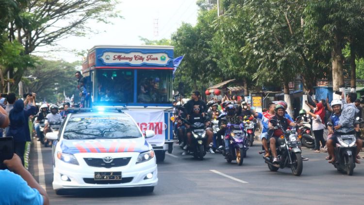 Aremania menyambut Arema FC yang berhasil menjadi juara Piala Presiden 2022. Copyright: © Ian Setiawan/INDOSPORT