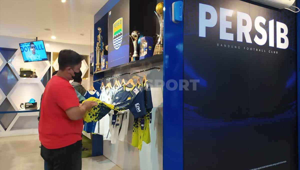 Bobotoh melihat-lihat jersey Persib musim 2022-2023 di Persib Official Store, Jalan Sulanjana, Kota Bandung, Selasa (19/07/22). Copyright: © Arif Rahman/INDOSPORT