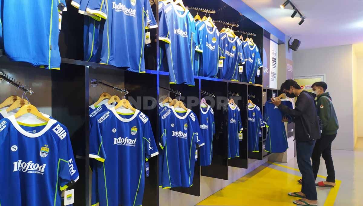 Bobotoh melihat-lihat jersey Persib musim 2022-2023 di Persib Official Store, Jalan Sulanjana, Kota Bandung, Selasa (19/07/22). Copyright: © Arif Rahman/INDOSPORT