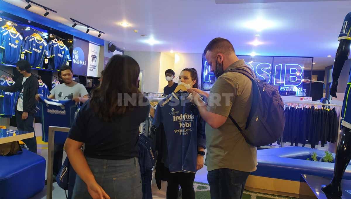 Bobotoh melihat-lihat jersey Persib musim 2022-2023 di Persib Official Store, Jalan Sulanjana, Kota Bandung, Selasa (19/07/22). Copyright: © Arif Rahman/INDOSPORT