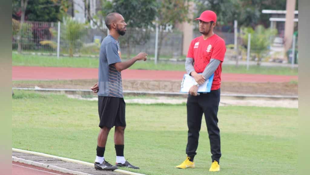 Mantan gelandang Timnas Indonesia, Muhammad Nur Iskandar berbincang dengan mantan pelatihnya di Sriwijaya FC, Nilmaizar. Copyright: © Muhammad Effendi/INDOSPORT