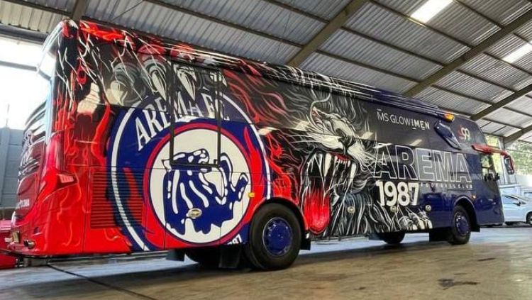 Bus baru tim Arema FC untuk Liga 1 musim 2022/2023 bernama Jen99ala. Copyright: © Arema FC