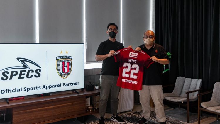 Ada belasan sponsor yang menempel pada jersey Bali United di Liga 1 musim ini. Copyright: © Bali United