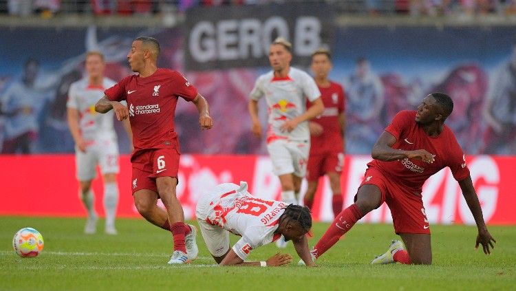 Aksi Thiago (kiri) dan Ibrahima Konate (kanan) di laga pramusim RB Leipzig vs Liverpool (22/07/22). (Foto: REUTERS/Matthias Rietschel) Copyright: © REUTERS/Matthias Rietschel